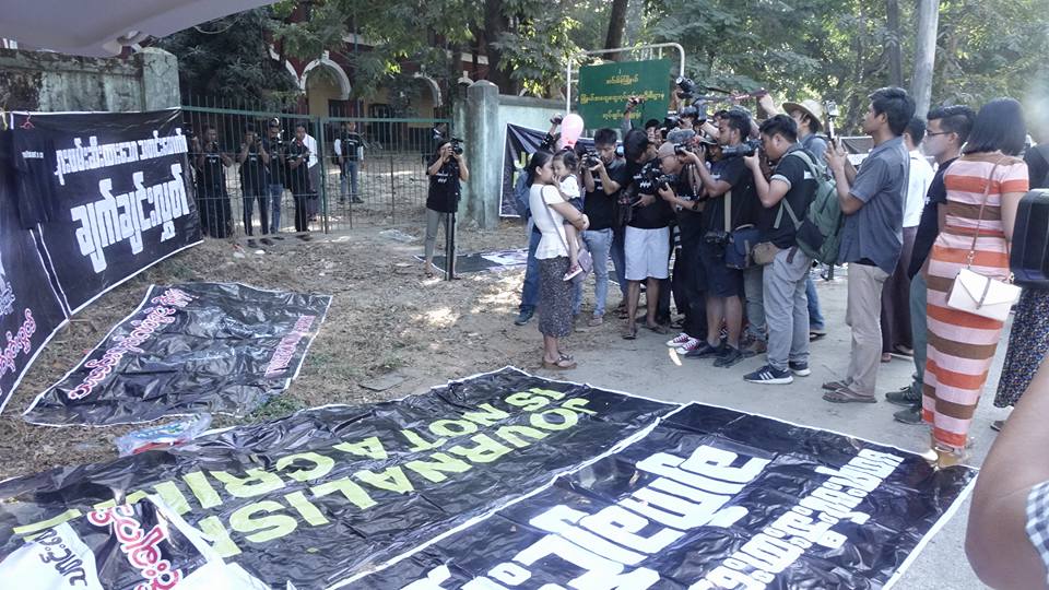႐ိုက္တာသတင္းေထာက္ ၂ ဦးကို ခ်က္ခ်င္းျပန္လႊတ္ေပးရန္ဆႏၵျပ
