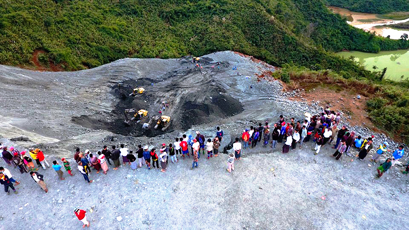 ဖားကန္႔တြင္ ေျမၿပိဳသျဖင့္ ေရမေဆးရွာသူ ၂ ဦး ေသဆံုး၊ က်န္သူမ်ားကို ဆက္လက္ရွာေဖြေန
