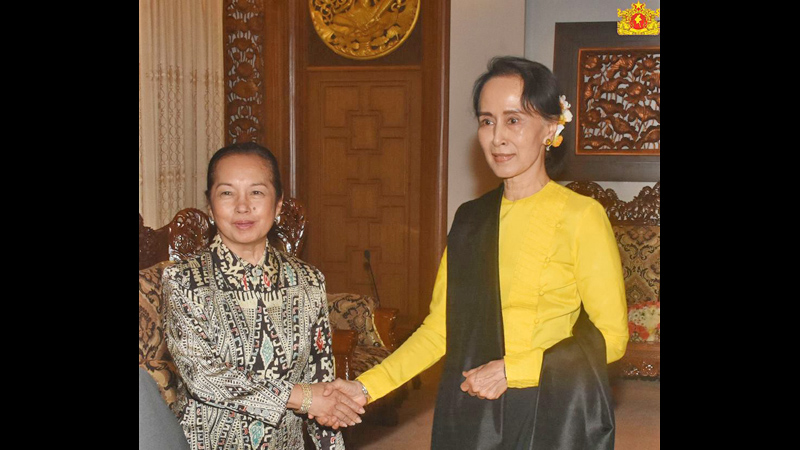 ဖိလစ္ပိုင္သမၼတေဟာင္း အာ႐ိုယိုႏွင့္ ေဒၚေအာင္ဆန္းစုၾကည္ ေတြ႔ဆံု (ဓာတ္ပံု)