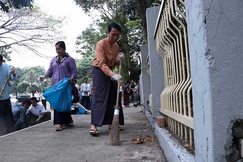 ဝန္ႀကီးခ်ဳပ္ ဦးၿဖိဳးမင္းသိန္း ရန္ကုန္တကၠသုိလ္အတြင္း စုေပါင္းသန္႔ရွင္းေရး ျပဳလုပ္