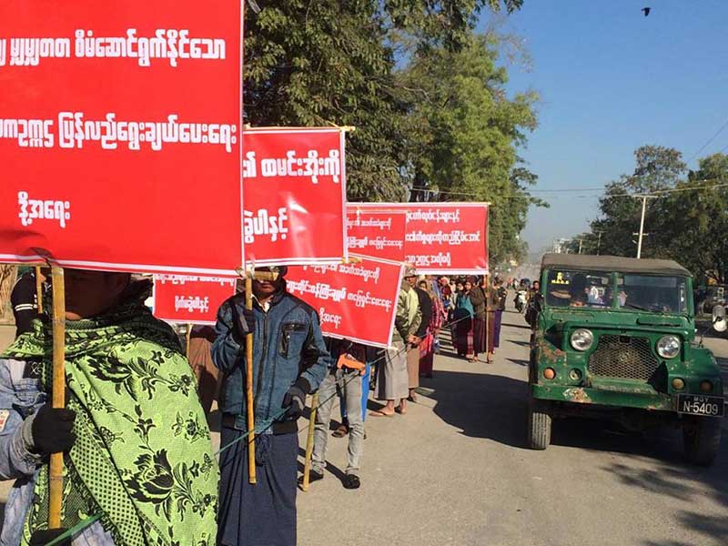 မန္းေရႊစက္ေတာ္ ေစ်းသူေစ်းသားမ်ား မူလေနရာ ျပန္ေရာင္းခြင့္ရရန္ ဆႏၵထုတ္ေဖာ္