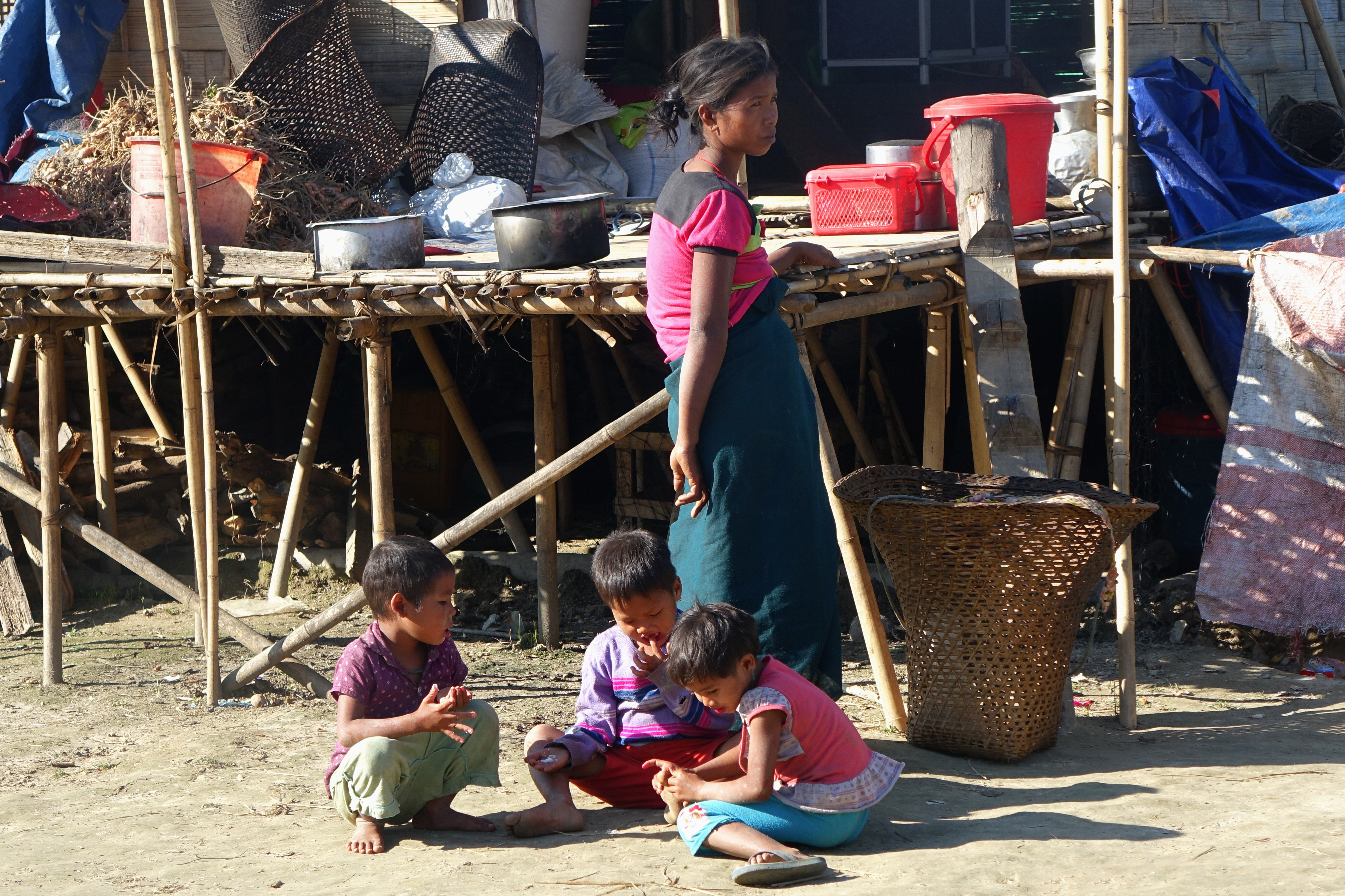 ရခိုင္ျပည္နယ္ ေရခ်မ္းျပင္ - ေမာင္ေတာ ကားလမ္းေပၚရွိ ၿမိဳလူမ်ိဳးစုေနထိုင္ရာ ဒုကၡသည္စခန္း (ဓာတ္ပံု)