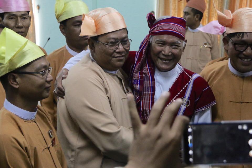 အသစ္နဲ႔အေဟာင္း (ဓာတ္ပုံ)