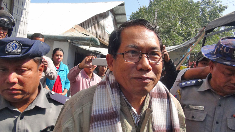 ေဒါက္တာေအးေမာင္ကုိ ရဲတပ္ဖြဲ႔က စစ္ေတြ ေနအိမ္မွာ လာေရာက္ဖမ္းဆီး (ဓာတ္ပံု)