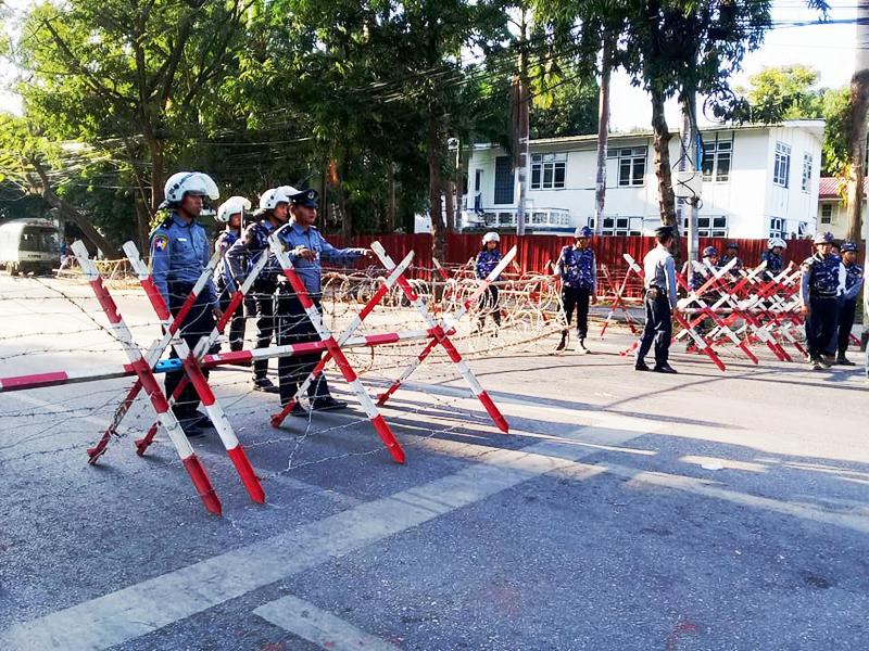 ဆႏၵျပသမားမ်ားကို ဟန္႔တားရန္ တ႐ုတ္သံ႐ံုးေရွ႕ လံုျခံဳေရး တင္းက်ပ္ခ်ထား (ဓာတ္ပံု)