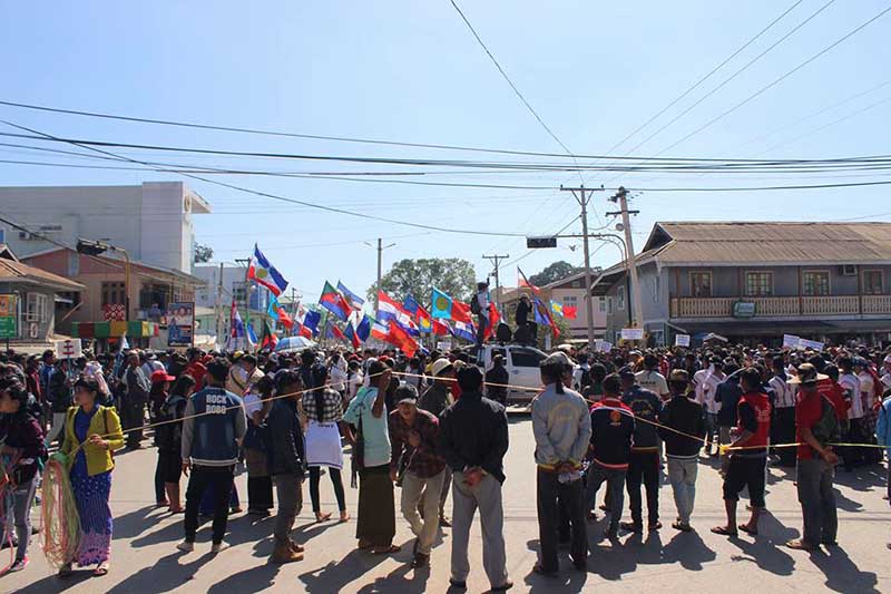 လူငယ္ ၃ ဦး ထပ္မံတရားစြဲခံရသျဖင့္ လိြဳင္ေကာ္ၿမိဳ႕တြင္ ဆႏၵျပ