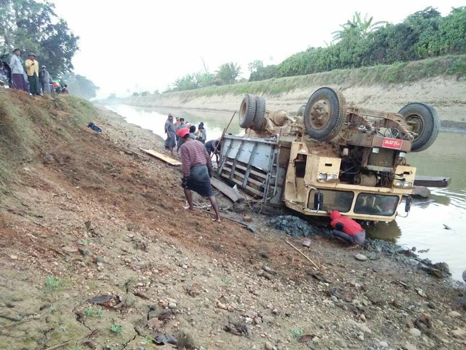 ပြင့္ျဖဴတြင္ တရားမ၀င္သစ္တင္ယာဥ္တစီး ေရေျမာင္းအတြင္းထုိးက်၊ ၃ ဦး ေသဆုံး