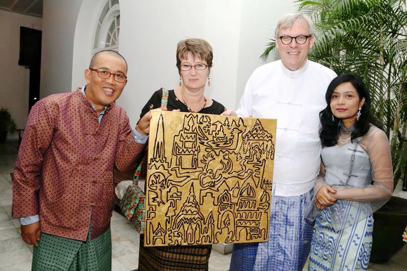 ၿဗိတိသၽွ သံအမတ္ႀကီး ေစ့စပ္ေၾကာင္းလမ္း (ဓာတ္ပံု)