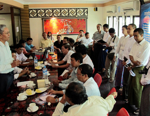 အထက္ျမန္မာျပည္ သတင္း​စာဆရာအသင္း​ျဖစ္​ေရး​ ၾကိုး​ပမ္း​