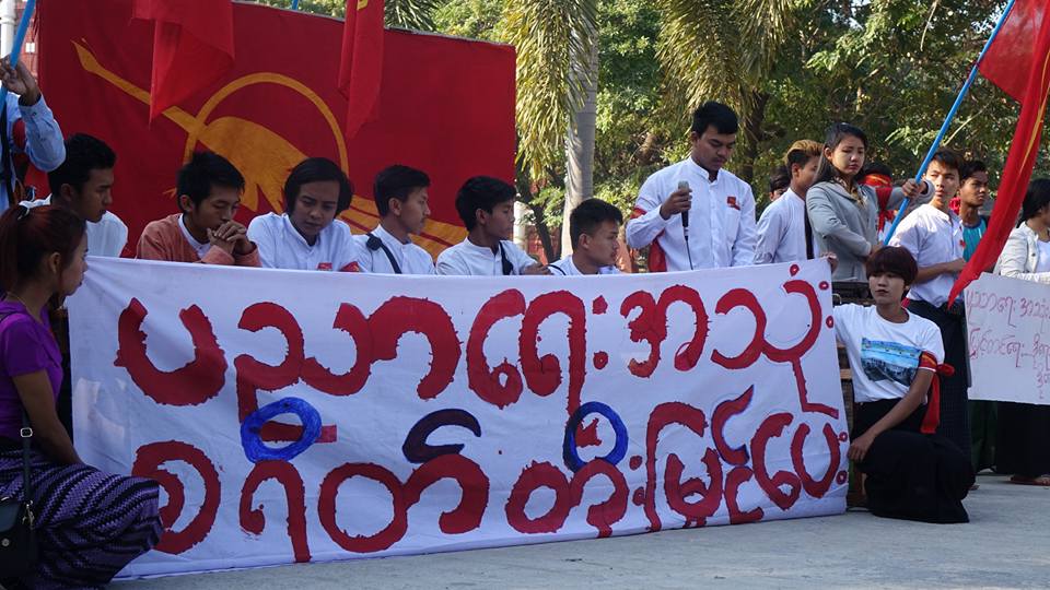 ရတနာပံုတကၠသိုလ္တြင္ သပိတ္စခန္းဖြင့္ ဆႏၵျပေနသည့္ေက်ာင္းသားမ်ားကို ေနရပ္ျပန္ပို႔