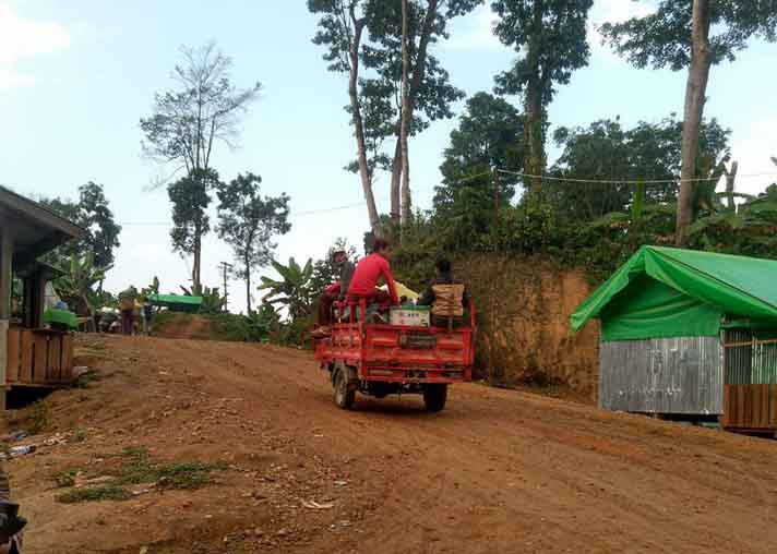 တပ္မေတာ္ႏွင့္ေကအုိင္ေအ တုိက္ပြဲေၾကာင့္ ေဒသခံေထာင္ခ်ီထြက္ေျပး