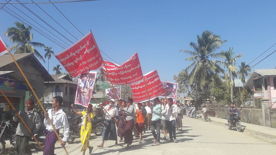 ​ေဒါက္​တာ​ေအး​ေမာင္​ႏွင့္ စာ​ေရးဆရာ​ေဝဟင္​​ေအာင္​တို႔ကို ခ်က္​ခ်င္​းလႊတ္​​ေပးရန္ ဆႏၵျပ