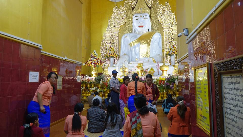 မဟာသက်မာရဇိန္ ေက်ာက္ေတာ္ႀကီးဘုရားတြင္ ေရႊၾကာသကၤန္းရက္လုပ္လႉဒါန္း (ဓာတ္ပံု)