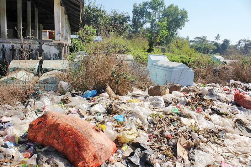 သခ်ဳႋင္းထဲ အမိႈက္ပံုေနတာေၾကာင့္ ႁပြန္တန္ဆာေဒသခံမ်ား အသုဘခ်ရာတြင္ အခက္ေတြ႔