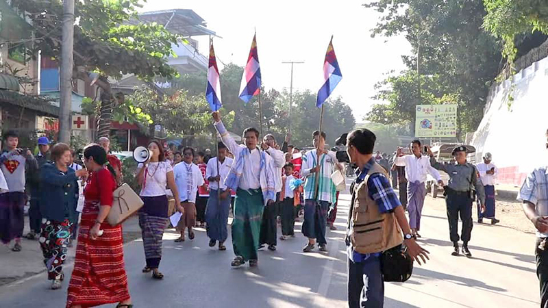 ဘားအံၿမိဳ႕ ေျမသိမ္းခံ ေဒသခံ လယ္သမားမ်ား ဆႏၵျပပြဲ တားဆီးခံရ