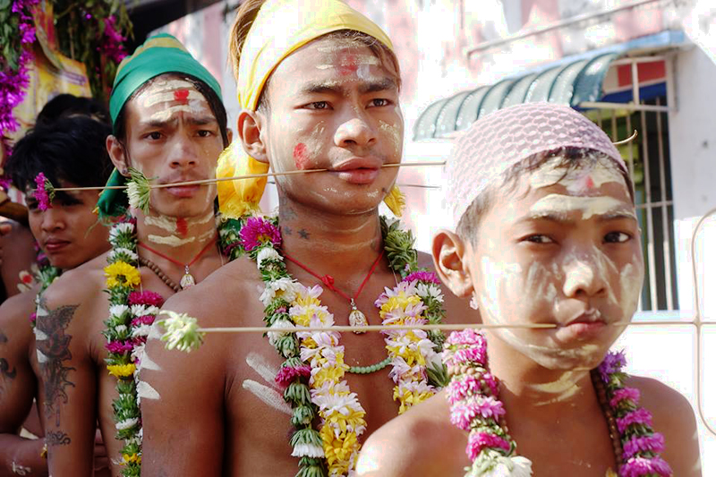 ျပည္ၿမိဳ႕မွာ က်င္းပတဲ့ ဟိႏၵဴဘာသာဝင္ေတြရဲ႕ အပ္စိုက္ မီးနင္းပြဲ (ဓာတ္ပံု)