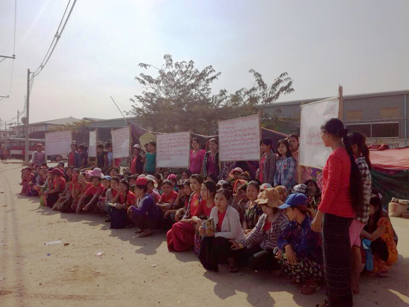 ဆီဒူႏို အထည္ခ်ဳပ္စက္႐ံု အလုပ္သမားမ်ား ဆႏၵျပ (ဓာတ္ပံု)