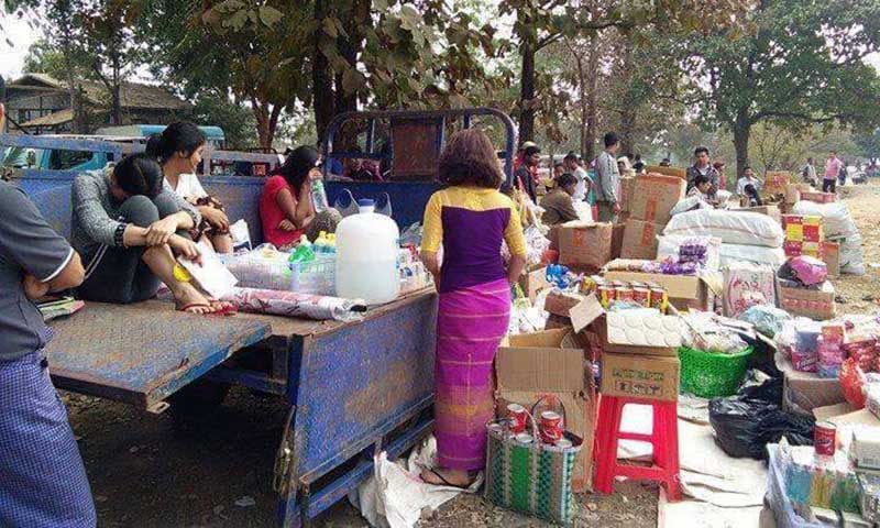 မီးေလာင္ နန္းဖာလုံေစ်းဆုိင္ခန္းပုိင္ရွင္မ်ား ပ်ံက်ေစ်းေနရာတြင္ ကားထုိးၿပီး ေရာင္းေန