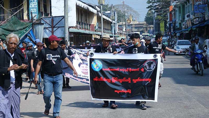 ႐ိုက္တာသတင္းေထာက္ ၂ ဦး ျပန္လႊတ္ေပးရန္ ပုသိမ္တြင္ သတင္းသမားမ်ား ဆႏၵျပ