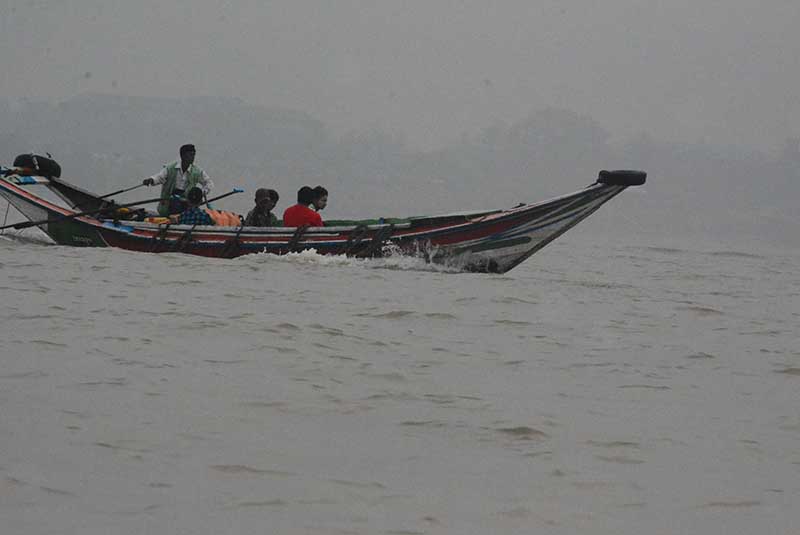 ျမဴႏွင္းမ်ားပိတ္ေနသည့္ ဒလဘက္ကမ္းႏွင့္ သမၺာန္ငယ္ေလးမ်ား ျမင္ကြင္း