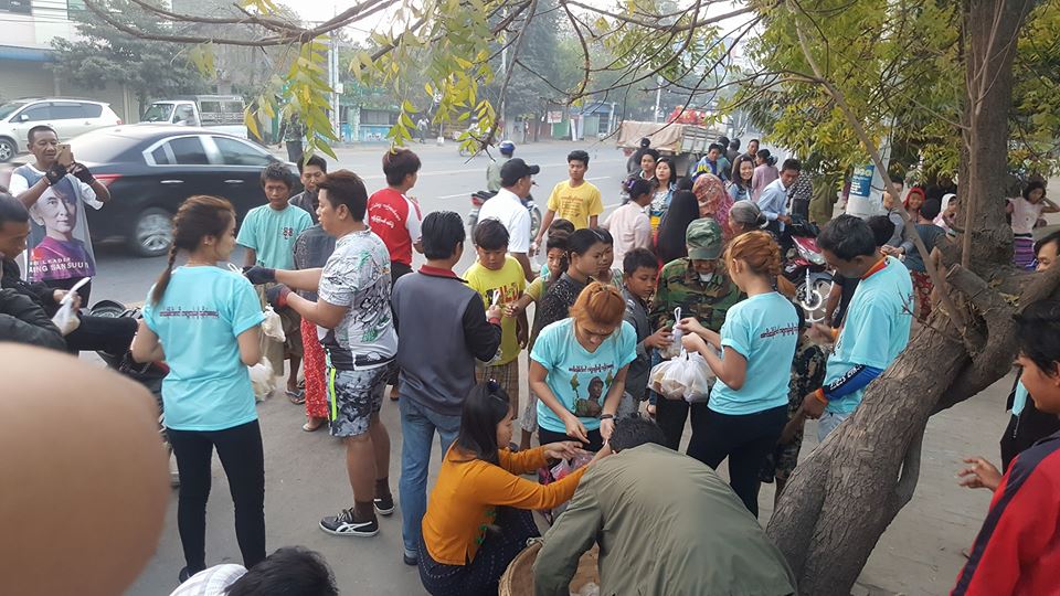 ဗိုလ္ခ်ဳပ္ေမြးေန႔အထိမ္းအမွတ္ မႏၱေလးၿမဳိ႕တြင္ ပဲျပဳတ္ႏွင့္နံျပားေကၽြး ကုသိုလ္ျပဳ (ဓာတ္ပံု)