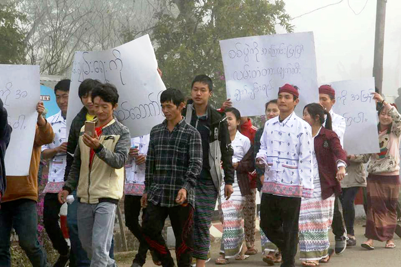 တံတားမ်ား ဖ်က္ဆီးခံရသျဖင့္ ပူတာအို ေဒသခံမ်ားက ေကအိုင္ေအကို ကန္႔ကြက္ရႈတ္ခ်ဆႏၵျပ