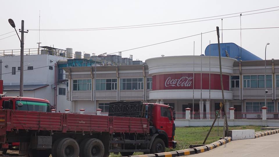 ကိုကာကိုလာအခ်ဳိရည္စက္႐ံု အလုပ္သမား ၂၀၀ ေက်ာ္ရုတ္တရက္အလုပ္ထုတ္ခံရ