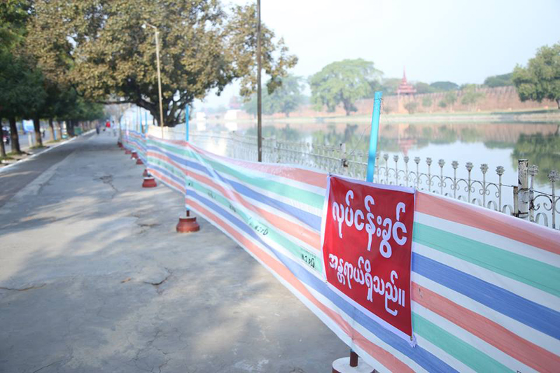 မႏၲေလး က်ဳံးေဘးရွိ အိုေဟာင္းသံပန္းမ်ား အစားထိုးျပဳျပင္ေန (ဓာတ္ပံု)