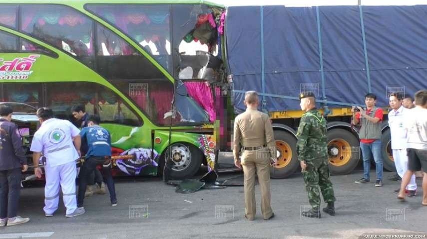 မဲေဆာက္တြင္ ျမန္မာလုပ္သား ၅၀ ေက်ာ္ပါသည့္ ဘတ္စ္ကားမီးေလာင္၊ ယာဥ္ေမာင္းေသဆံုး