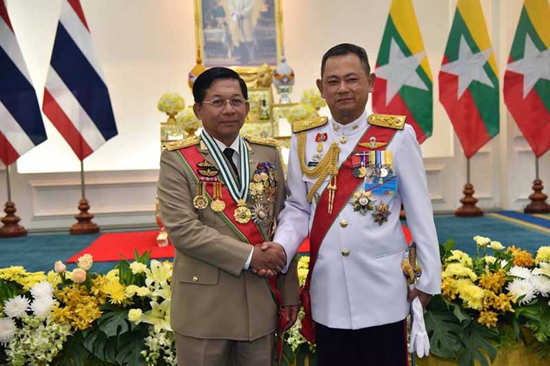 ျမင့္ျမတ္ေသာဆင္ျဖဴေတာ္၀င္သူရဲေကာင္းဘြဲ႔တံဆိပ္ ဗုိလ္ခ်ဳပ္မႉးႀကီးလက္ခံရယူ