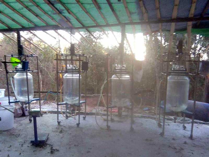မူးယစ္ေဆး၀ါးထုတ္ရာတြင္ အသုံးျပဳသည့္ ပစၥည္မ်ားႏွင့္ ေျပာက္က်ား၀တ္စုံမ်ား သိမ္းဆည္းရမိ