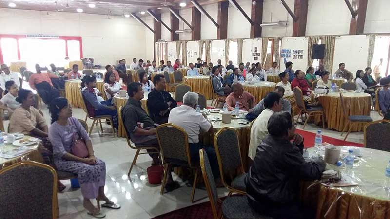 ျမင္​းၿခံတြင္ ႏုိင္​ငံ​ေရးအက်ဥ္​းသား​ေဟာင္​းမိသားစုဝင္​မ်ား ​ေပးဆပ္​သူတုိ႔စကားဝုိင္​းက်င္​းပ