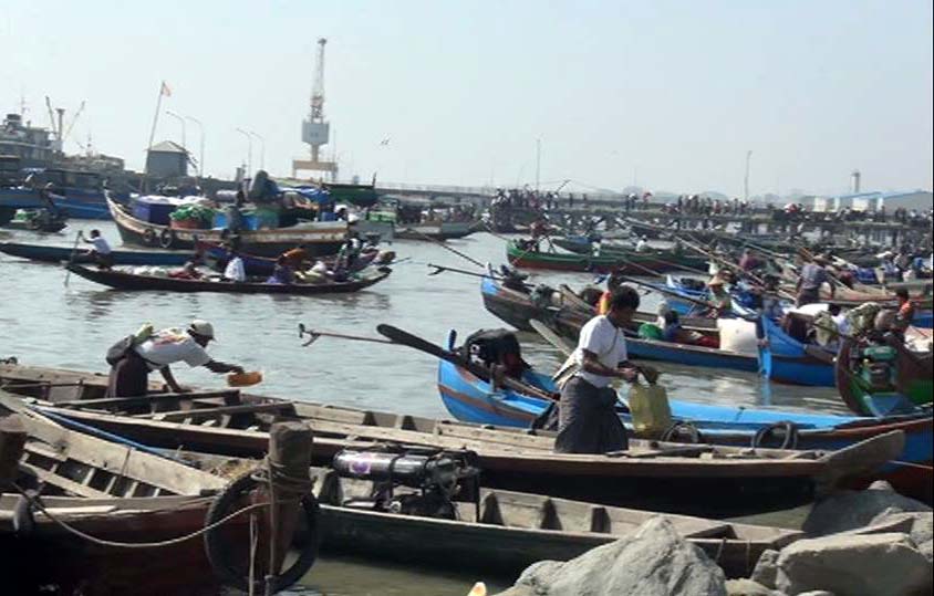 စစ္ေတြျမစ္ကမ္းေဘးေျမယာေဖာ္ထုတ္မႈေၾကာင့္ ေလွသမားမ်ားအခက္ၾကဳံ