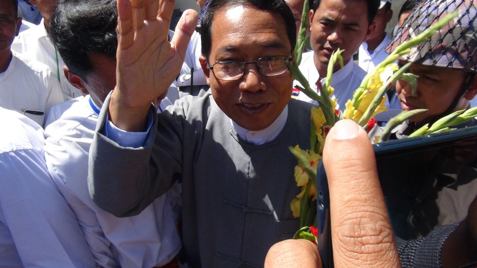 အခ်ဳပ္အျခာအာဏာတစိတ္တေဒသ တိုင္းရင္းသားကိုေပးရင္အားလုံးေပ်ာ္မယ့္ေန႔ဟု ေဒါက္တာေအးေမာင္ေျပာ (႐ုပ္သံ)