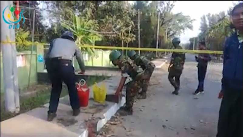 ျပည္နယ္ေျမစာရင္း႐ုံးေရွ႕ မေပါက္ေသးသည့္ မိုင္းကုိ ႐ွင္းလင္းေနစဥ္ (႐ုပ္သံ)