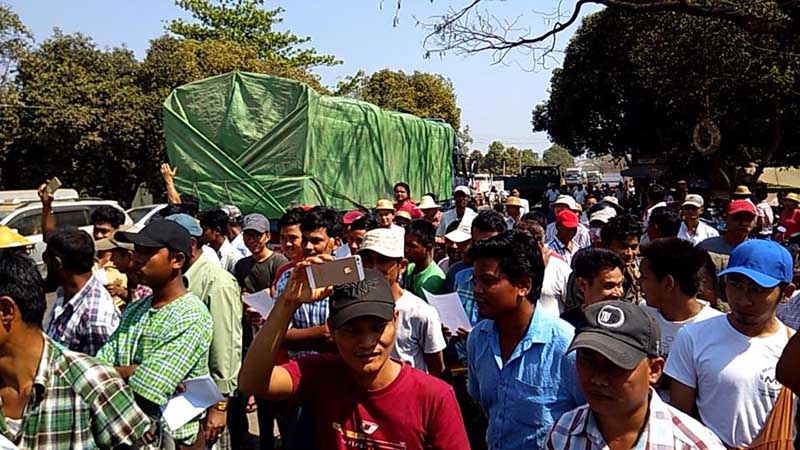တိုက္ႀကီး တိုးဂိတ္ေျပာင္းေရႊ႕ေပးရန္ ယာဥ္ပုိင္ရွင္ ၁၀၀ ေက်ာ္ ဆႏၵျပ ေတာင္းဆို