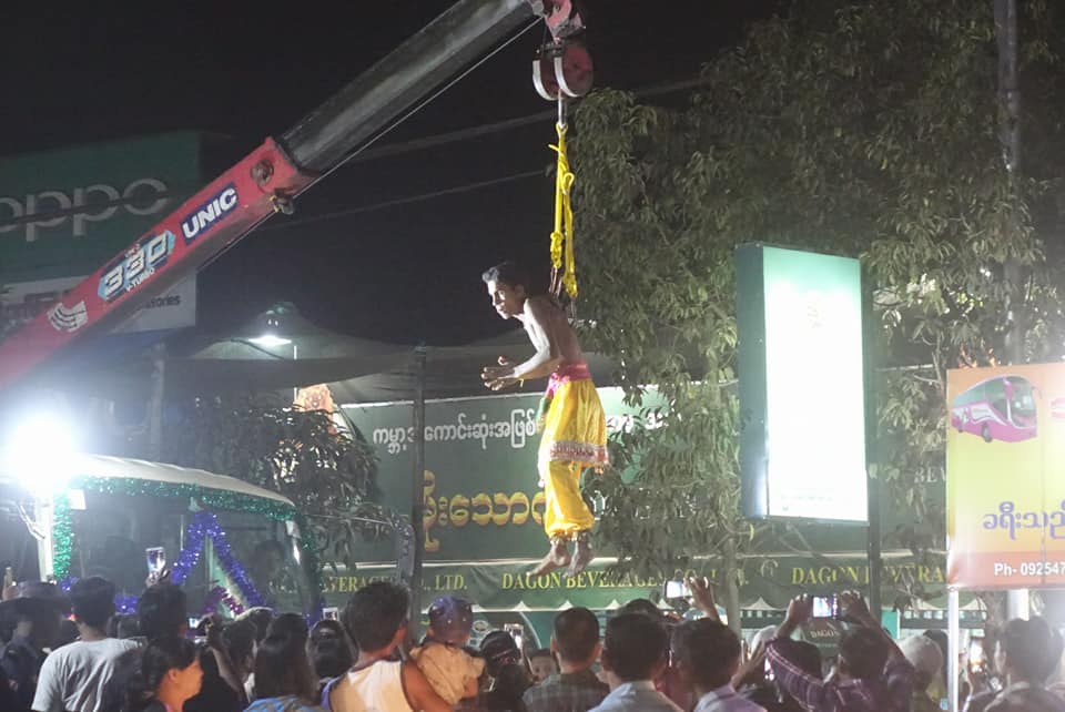 ကာလီယမၼန္မယ္ေတာ္ပြဲ လူကိုအပ္ထိုးၿပီး ကရိန္းျဖင့္ခ်ိတ္ဆြဲသည့္ ပူေဇာ္ပြဲ က်င္းပ