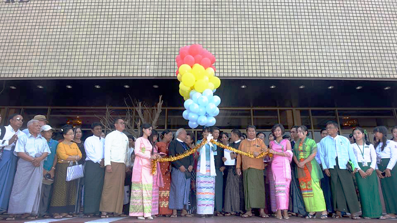 ျမန္မာေခတ္ဆန္းပန္းခ်ီ ရာျပည့္ အႏုပညာပြဲေတာ္ က်င္းပ (သတင္းဓာတ္ပံု)