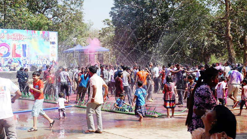ကန္ေတာ္ႀကီး ေမၽွာ္စင္ကၽြန္းတြင္ က်င္းပသည့္ ဟိႏၵဴ႐ိုးရာသႀကၤန္ (ဓာတ္ပံု)