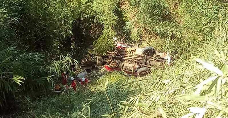 ရခိုင္​တြင္​ခရီးသည္​တင္​ကားေခ်ာက္​ထဲထိုးက်၍ ၅ ဦး​ေသဆံုး၊ ၁၁ ဦးျပင္​းထန္​ဒဏ္​ရာရ