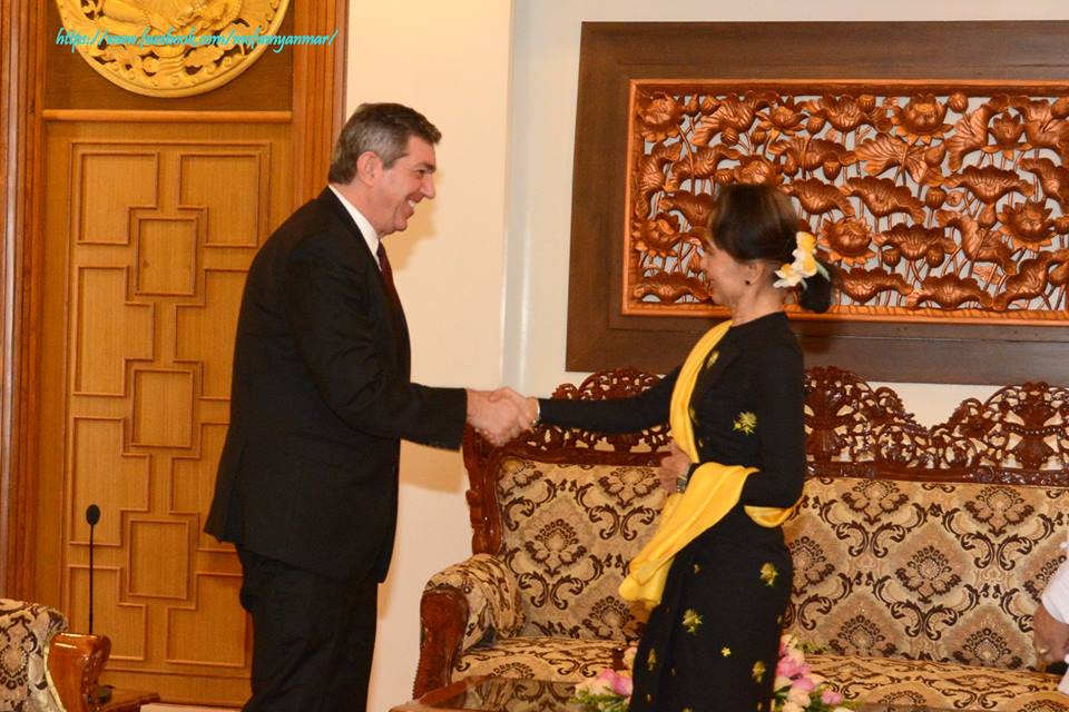 ေဒၚေအာင္ဆန္းစုၾကည္ႏွင့္ အီးယူလူ႔အခြင့္အေရး အထူးကိုယ္စားလွယ္ေဆြးေႏြး