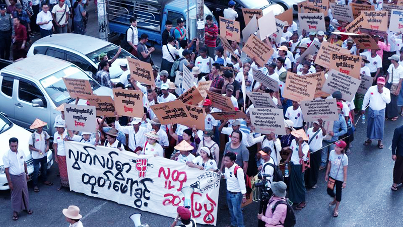 ၿငိမ္းစုစီ ျပင္ဆင္သည့္ ဥပေဒၾကမ္းကို ရန္ကုန္ၿမဳိ႕လယ္တြင္ စီတန္းလွည့္လည္ ကန္႔ကြက္ဆႏၵျပ