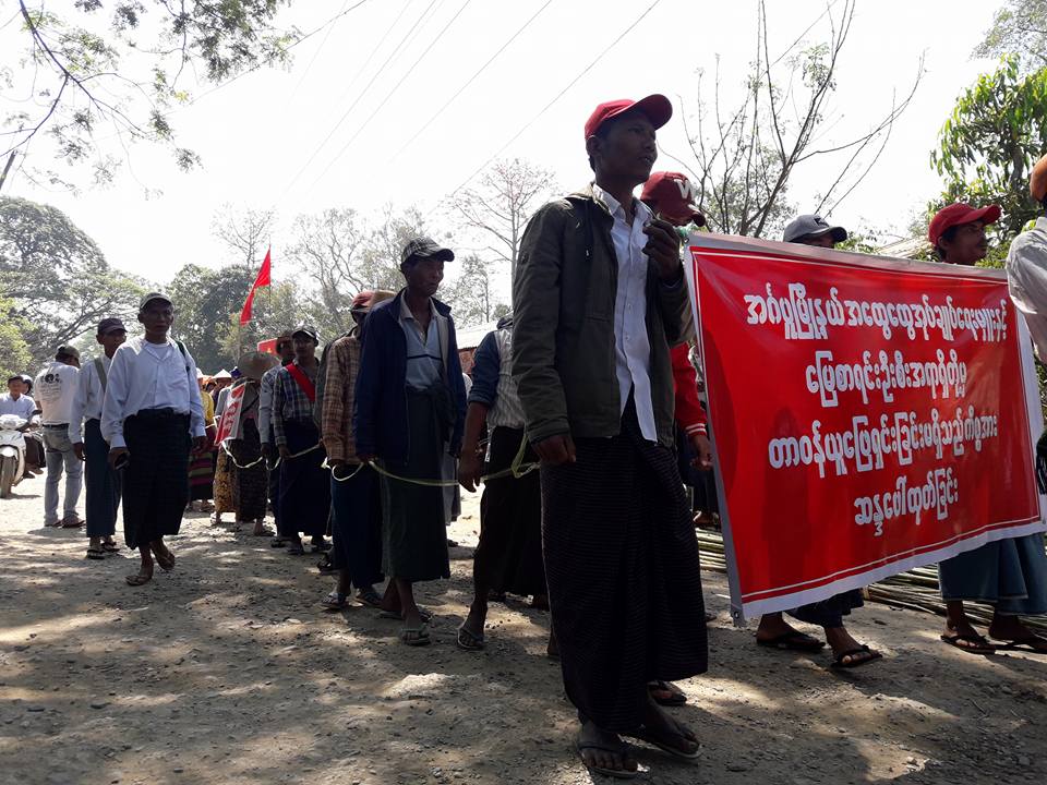 အဂၤပူၿမိဳ႕နယ္တြင္ ေျမႏုကြၽန္းခြဲေဝခ်ထားသည့္အေပၚ မေက်နပ္သျဖင့္ ေတာင္သူမ်ားဆႏၵျပ