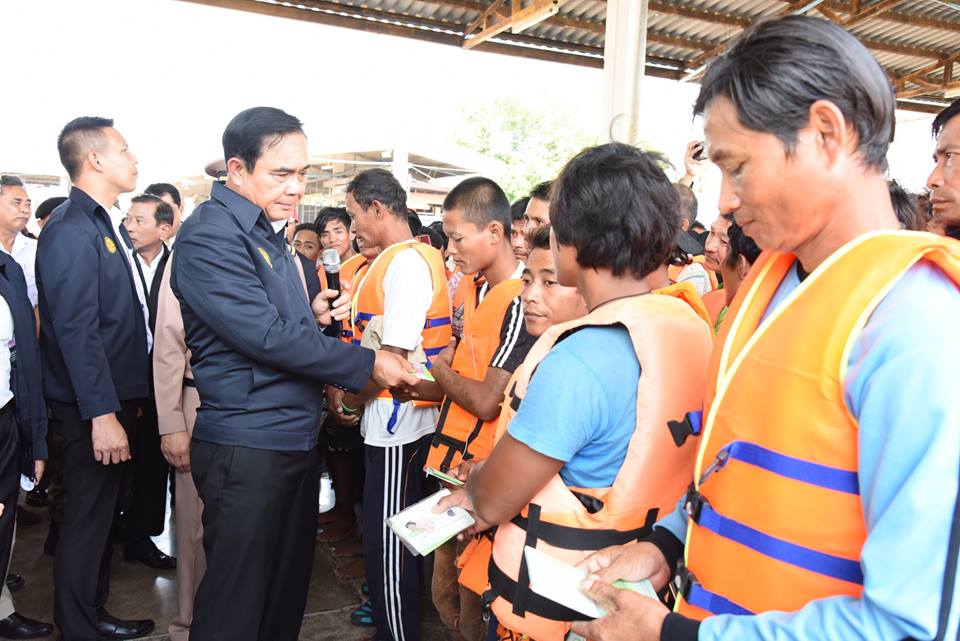 ထိုင္းဝန္ႀကီးခ်ဳပ္ ျမန္မာေရႊ႕ေျပာင္းလုပ္သားမ်ားႏွင့္ ေတြ႔ဆံု