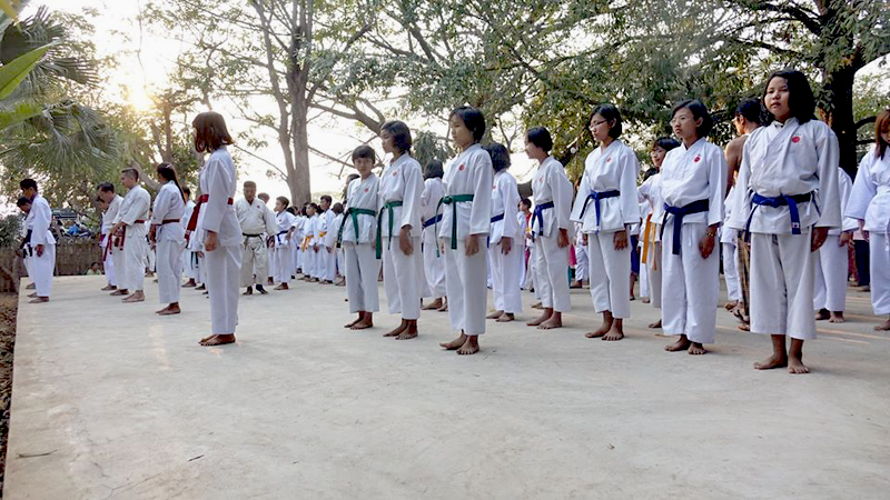 မံုရြာၿမဳိ႕တြင္ မိန္းကေလးမ်ား ကရာေတး ကိုယ္ခံပညာ သင္ၾကားမႈ ပိုမ်ားလာ