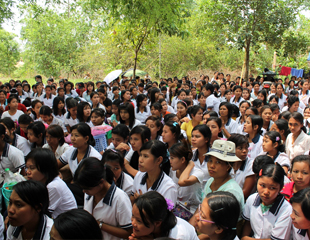 MGE အထည္ခ်ဳပ္စက္ရံုအလုပ္သမား​မ်ား​ ဆက္လက္ဆနၵျပ (သတင္း​ဓာတ္ပံု)