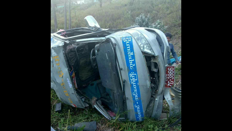 ဗန္းေမာ္-လြယ္ဂ်ယ္ ကားလမ္းတြင္ ဘုရားဖူးယာဥ္ ေခ်ာက္ထဲထုိးက်၊ ၅ ဦး ေသဆံုး