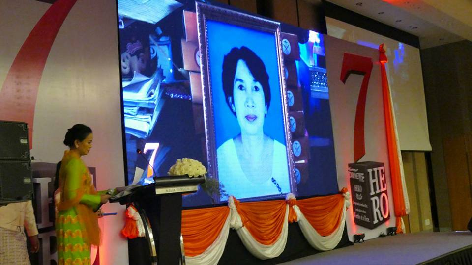 ေက်ာင္းသားမ်ားကို အသက္ေပးကယ္ဆယ္ခဲ့သည့္ဆရာမ 7Day ဂ်ာနယ္သူရဲေကာင္းဆုရ (ဓာတ္ပံု)