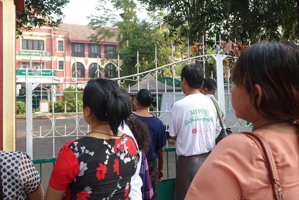 ၁၀ တန္းစာေမးပြဲေျဖေက်ာင္းသားမ်ားကို ေစာင့္ဆိုင္းဆုေတာင္းေပးေနသည့္ မိဘမ်ား (ဓာတ္ပံု)