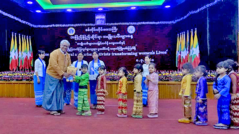 အမ်ိဳးသမီးမ်ား၏ဘဝ ျမႇင့္တင္ရန္ စစ္ကိုင္းတုိင္းဝန္ႀကီးခ်ဳပ္ကေျပာ